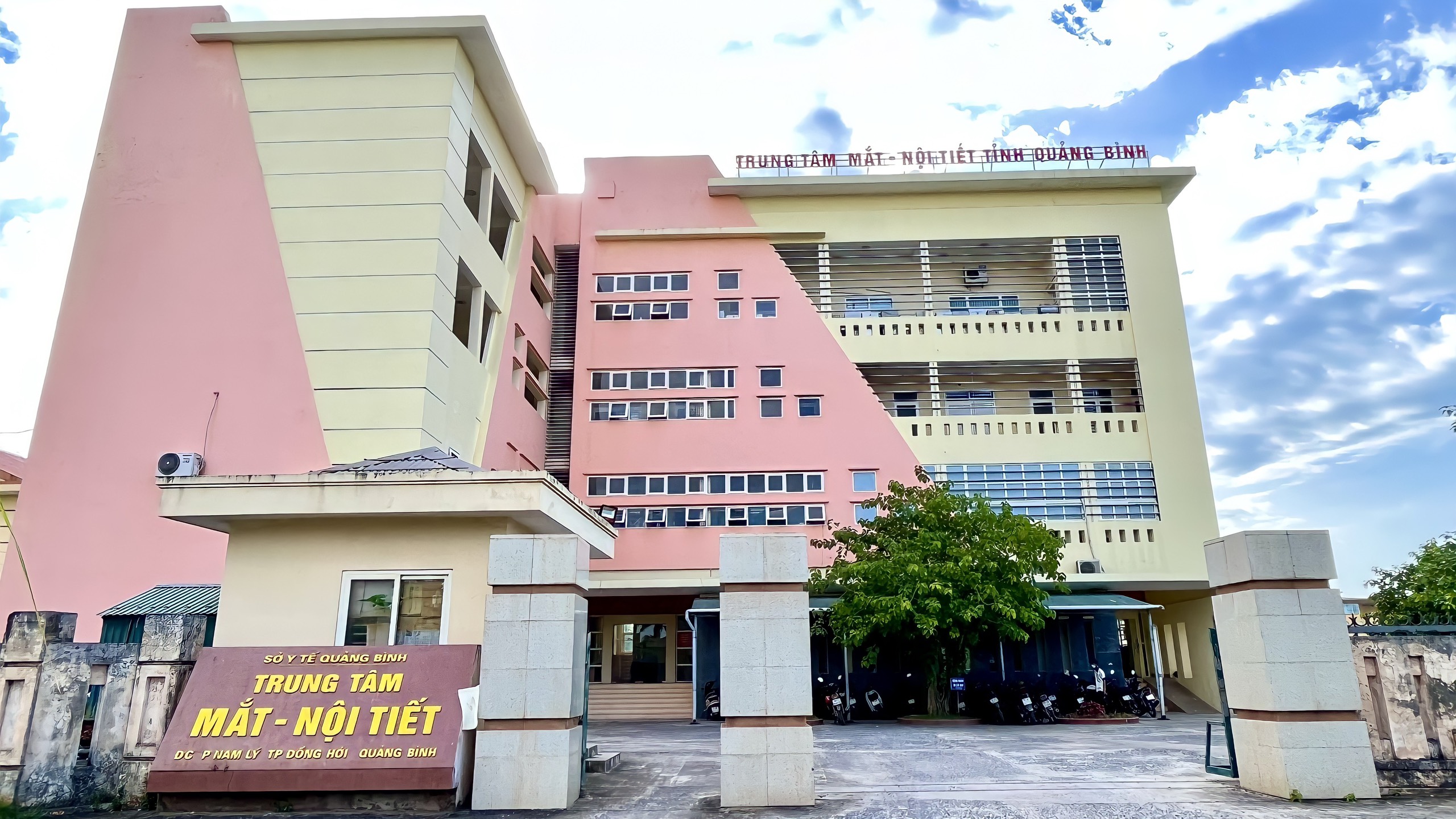 Trung tâm Mắt - Nội tiết tỉnh Quảng Bình: Bước đầu khắc phục khó khăn, phấn đấu hoàn thành nhiệm vụ